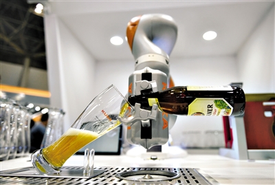 工信部:2017年我國工業(yè)機(jī)器人產(chǎn)量將突破12萬臺(tái)